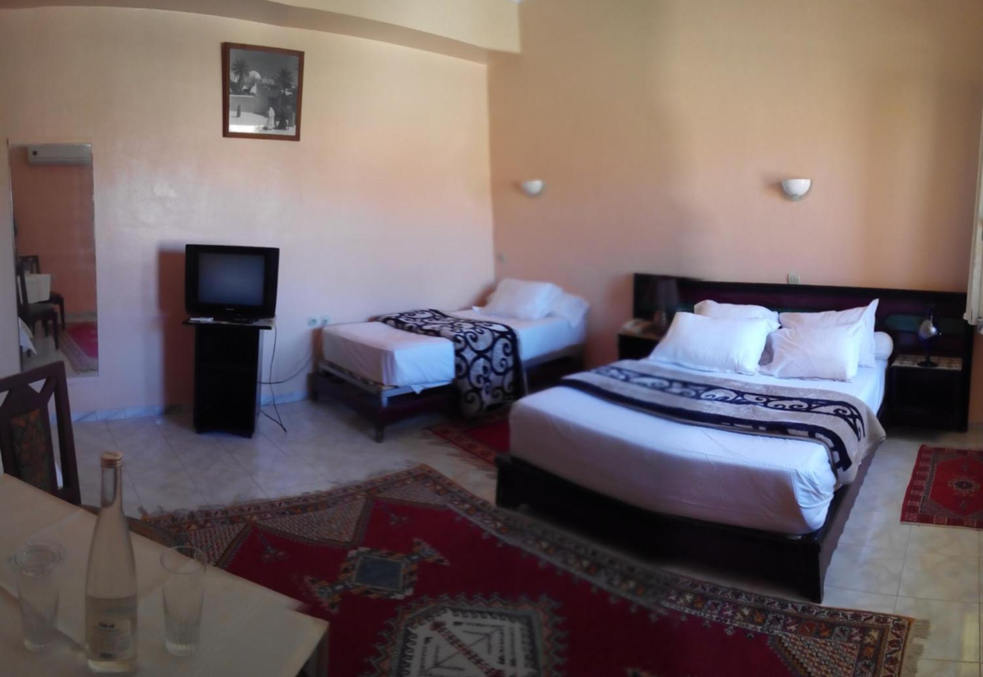 Hotel Les Amandiers Tafraout Buitenkant foto