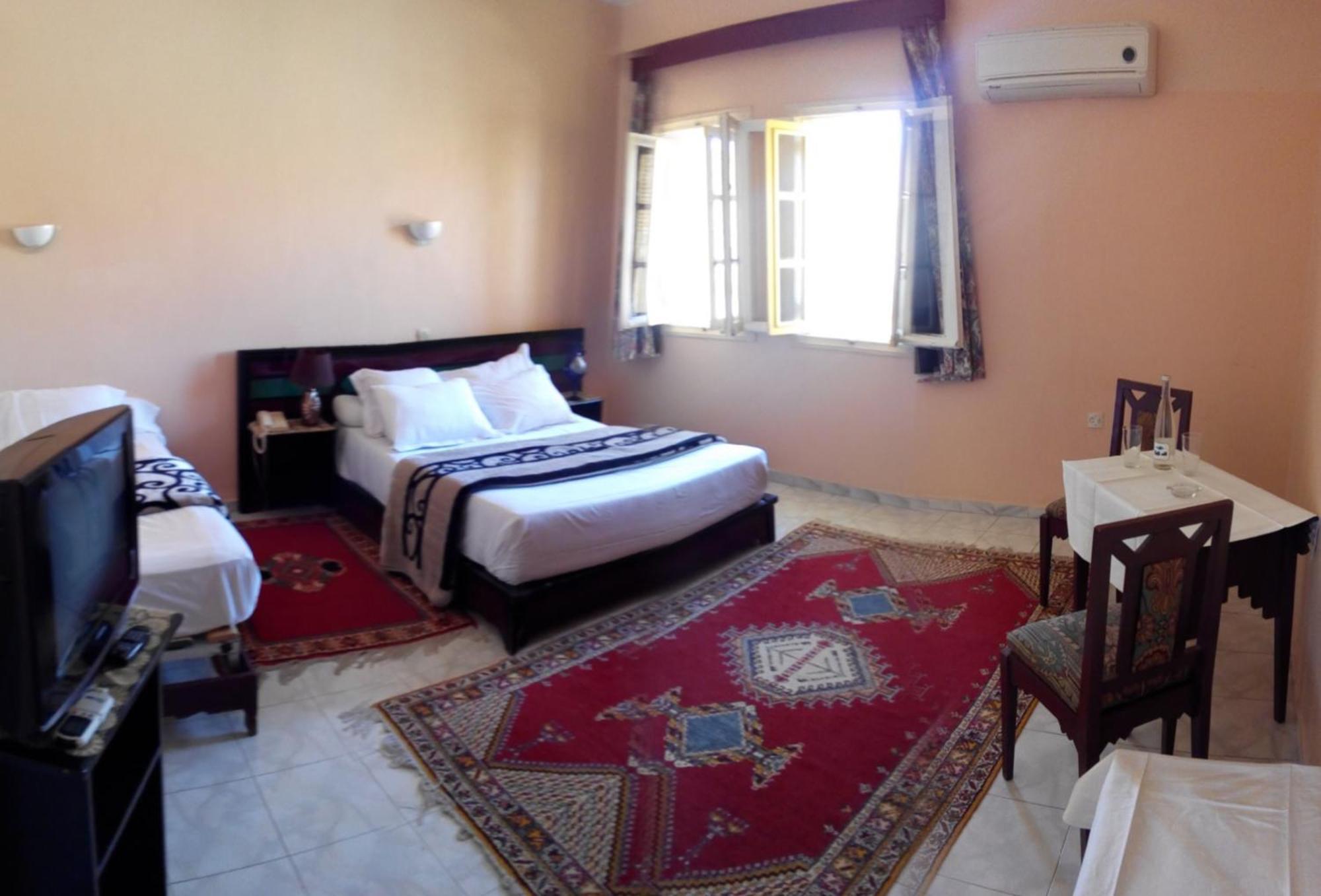 Hotel Les Amandiers Tafraout Buitenkant foto